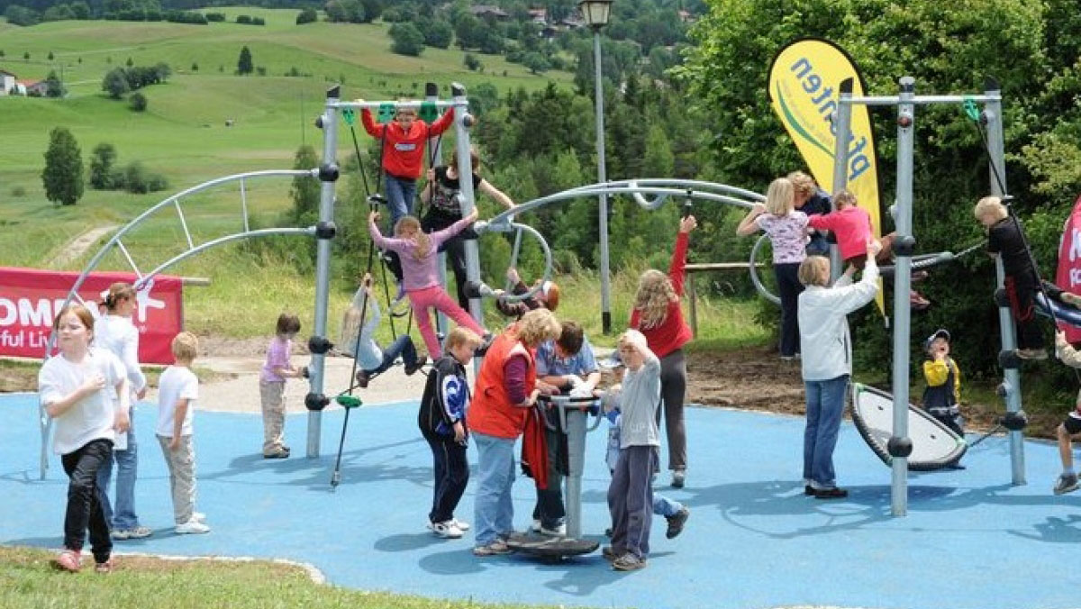 DIGITALER SPIELPLATZ: BLAUER TURM GEGEN ROTER TURM