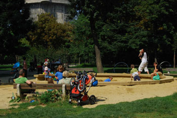 SPIELPLATZ-FORSCHUNG: DER SPIELPLATZ ALS BÜHNE