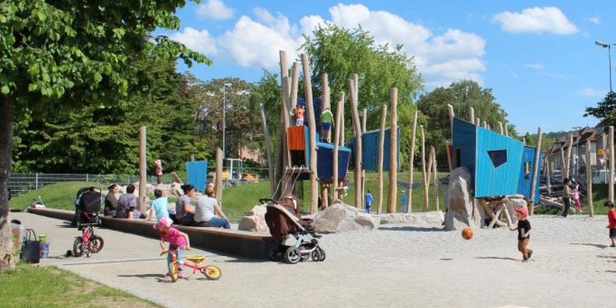 KINDER LERNEN AUF DEM SPIELPLATZ MIT RISIKEN UMZUGEHEN