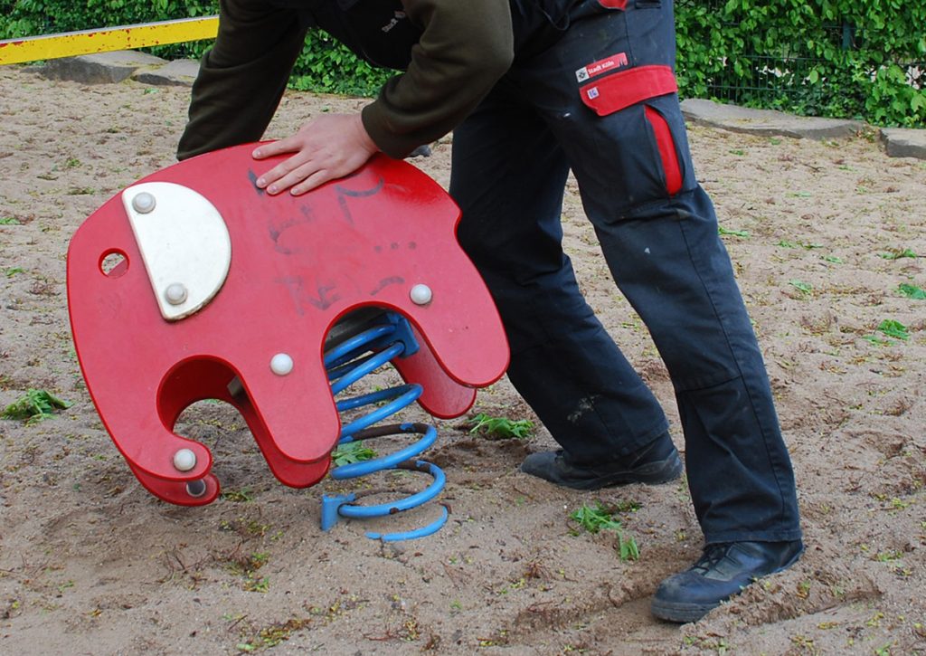 Spielplatzprüfung - stabile Verankerung