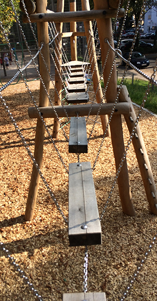 Vielseitiges Klettergerät auf dem Spielplatz Archivplatz in Karlsruhe