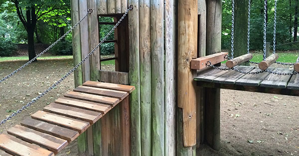 An diesem Kletterturm wurden einige Stellen ausgebessert. Foto: Schilling