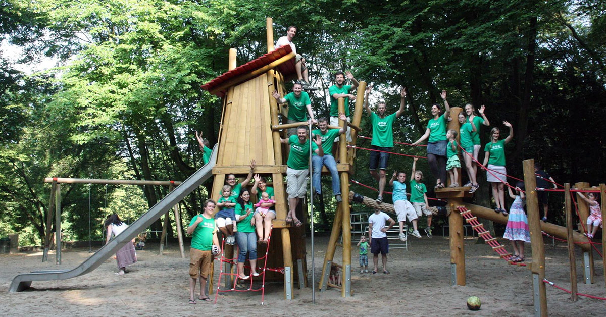 Die Freude über den nächsten erreichten Zwischenschritt - wie hier ein neues Klettergerät - ist riesig. Foto: Blücher-Spielplatz-Projekt