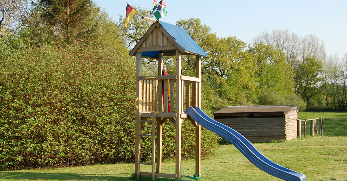 EIN SPIELTURM IM GARTEN? DAS SOLLTET IHR BEACHTEN.