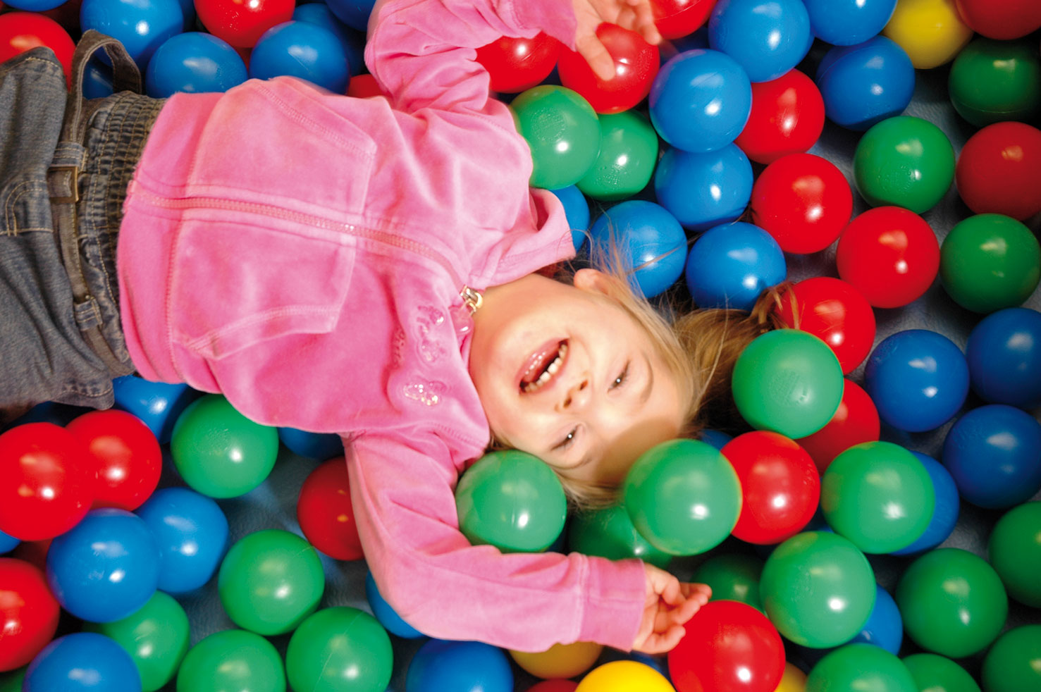 DRAUSSEN IST ES UNGEMÜTLICH? DANN AUF ZUM INDOORSPIELPLATZ!