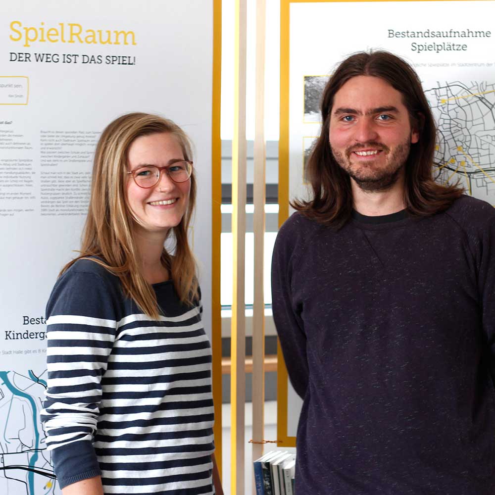 Gesa und Simon beide lange Haare, lächeln in die Kamera