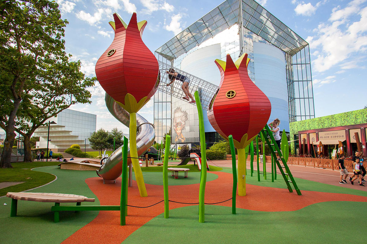 Große Blüten als Rutschen Monstrum Spielplatz