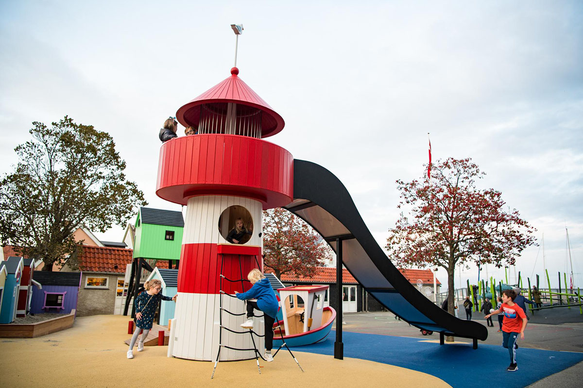 Monstrum Spielplatz mit Leuchtturm