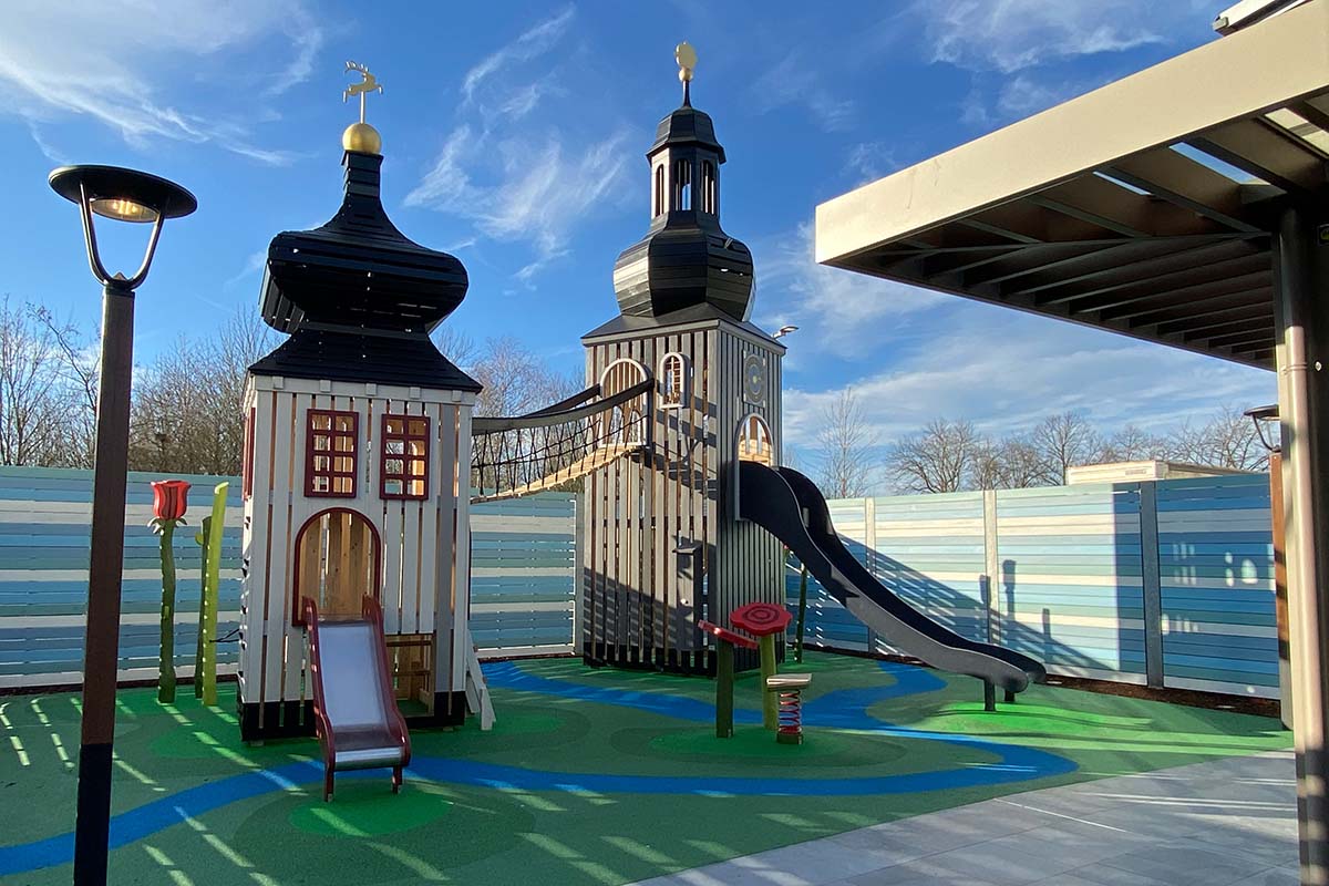 Monstrum Spielplatz mit zwei Türmen