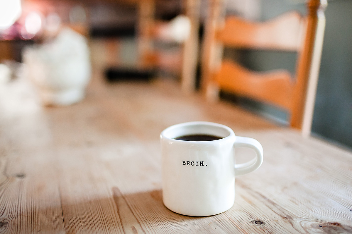 Tasse mit Aufschrift "BEGIN"