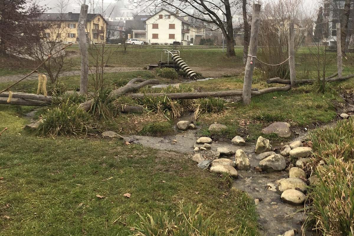 Naturnaher Spielplatz mit Bachlauf