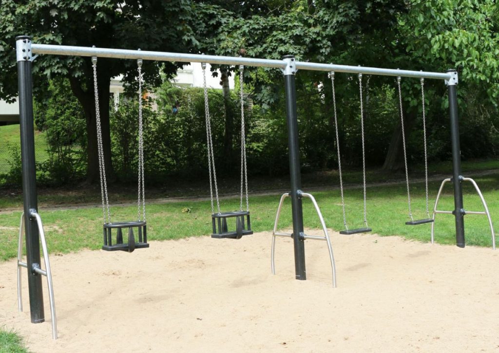 4 Schaukeln auf einem Spielplatz