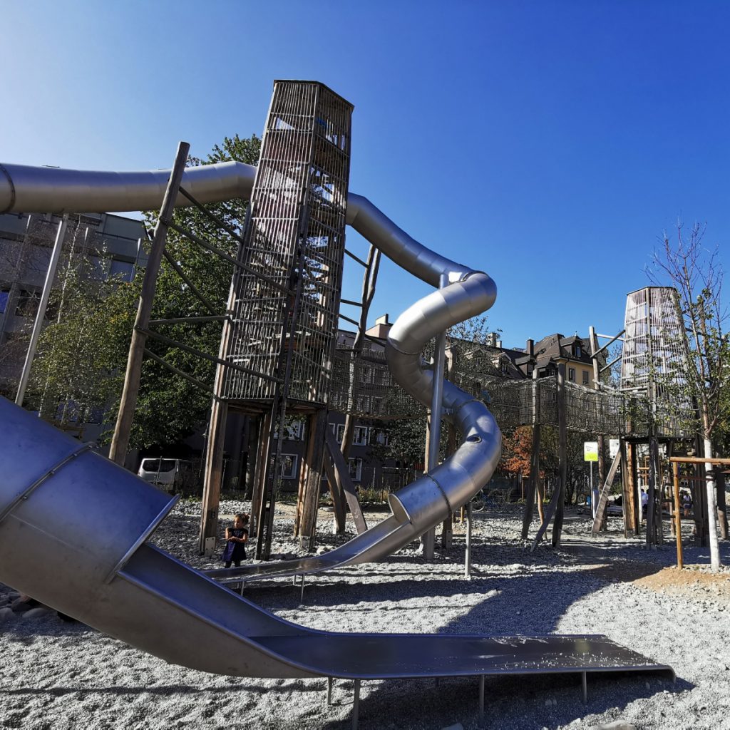 Spielplatz in Zürich mit großer Rutsche