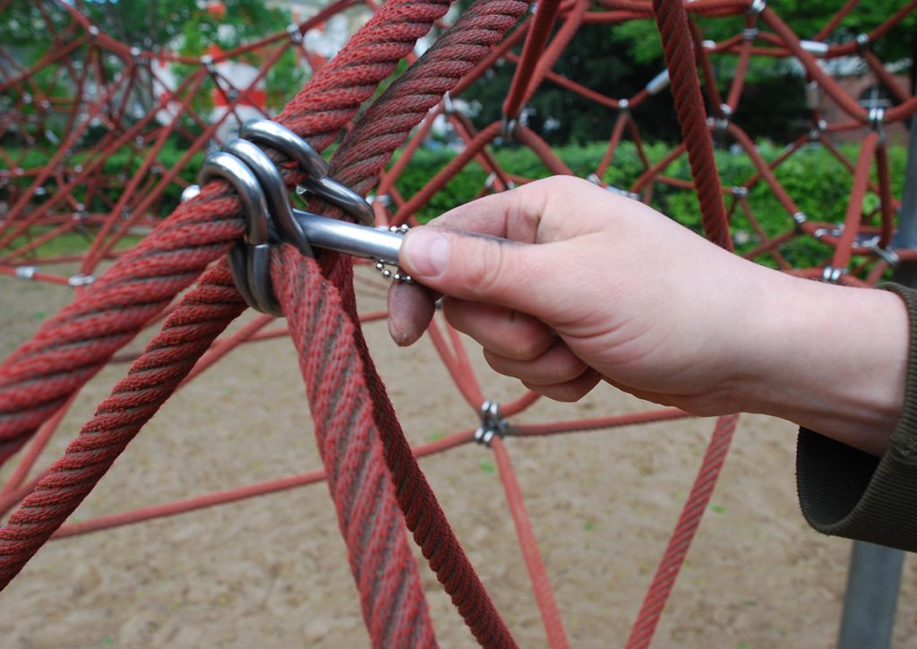 Spielplatzprüfung: Fingerfangstellen Kletternetz