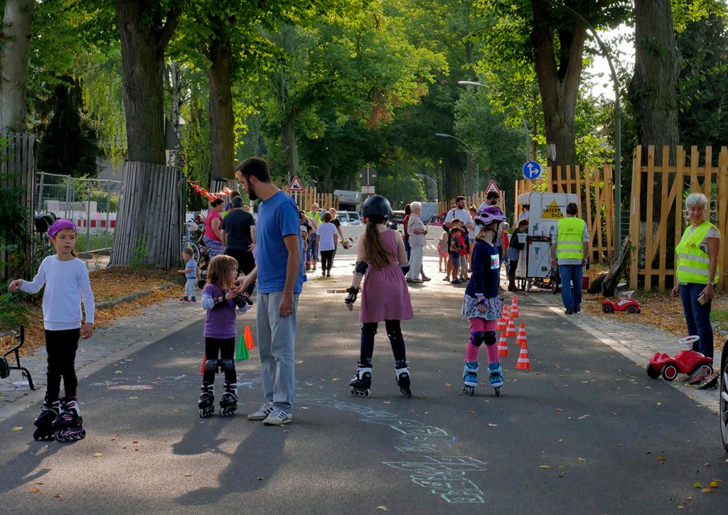 Kinder fahren Inliner auf der Spielstraße