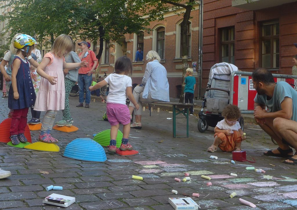 Kinder spielen auf der Temporären Spielstraße in Berlin Pankow