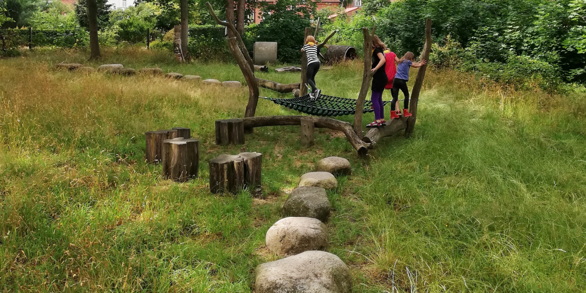 KINDER AUF SPIELPLATZ-TOUR DURCH LUDWIGSLUST