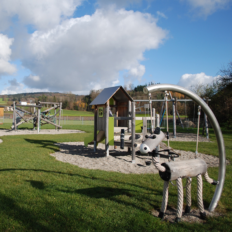 Schöner Spielplatz mit Spielpferd