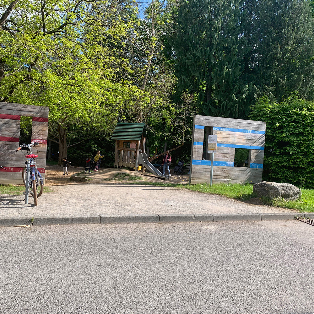 Bordstein Barriere am Spielplatz