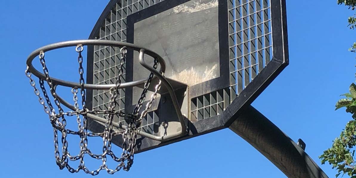 ERFAHRUNGSAUSTAUSCH: SPIELPLATZ-LÄRM DURCH BASKETBALLKÖRBE