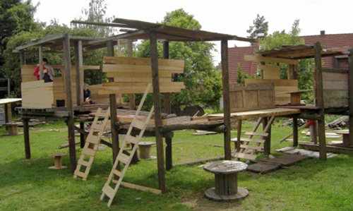 Hütten bauen auf dem Abenteuerspielplatz