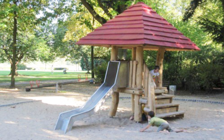 Spielplatz Spielhaus mit Rutsche