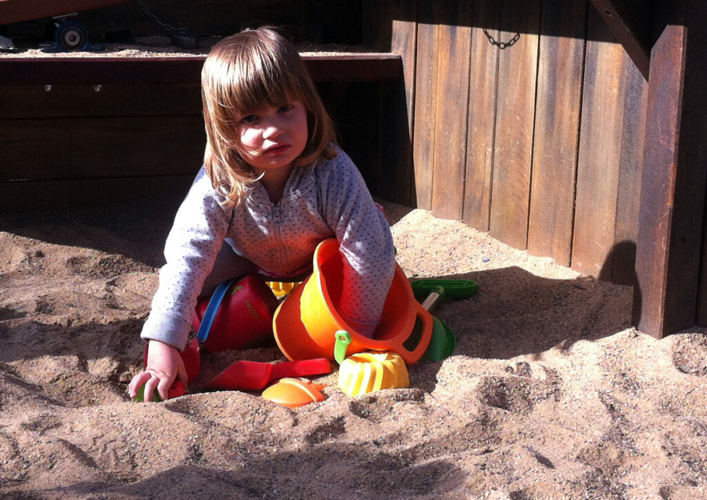 Ein Kind mit Sandspielzeug