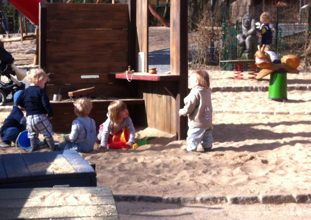 Spielende Buddelkinder auf dem Spielplatz