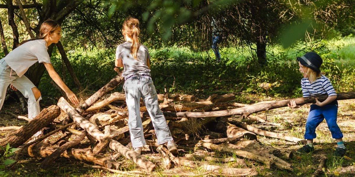 NATUR ERLEBEN: IM NATURERFAHRUNGSRAUM SPIELEN STADTKINDER WILD UND FREI