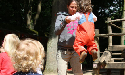 DIE AKTION KINDERPARADIES BETREUT SEIT 70 JAHREN KINDER AUF DEM SPIELPLATZ