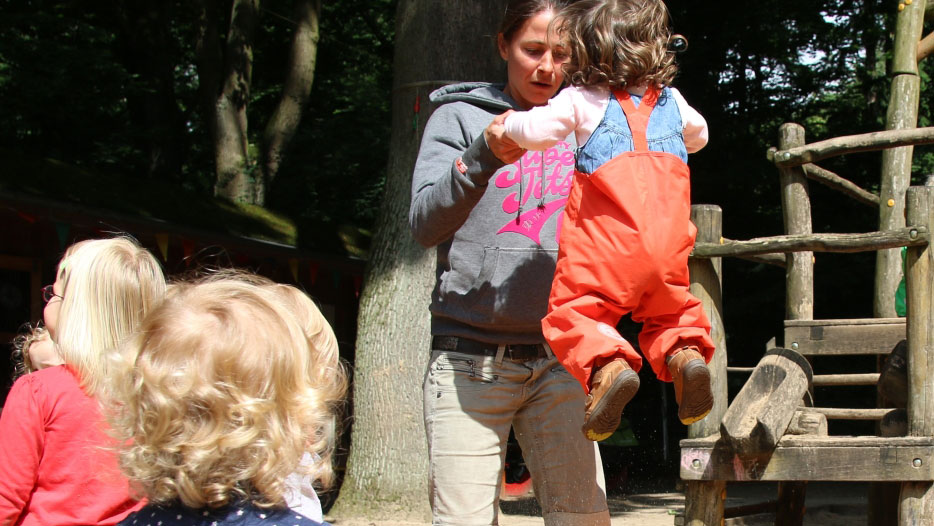 DIE AKTION KINDERPARADIES BETREUT SEIT 70 JAHREN KINDER AUF DEM SPIELPLATZ