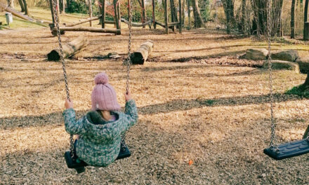 MAMA UND SPIELPLATZBIENCHEN GEMEINSAM AUF SPIELPLATZ-TOUR