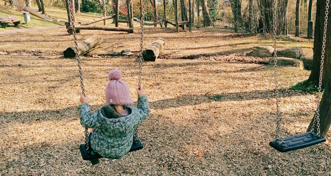 MAMA UND SPIELPLATZBIENCHEN GEMEINSAM AUF SPIELPLATZ-TOUR