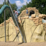 SPIELEND WACHSEN MIT BESONDEREN KLETTERFELSEN AUS BETON