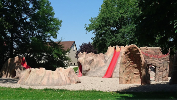 Kletterfelsen im Kletterspielplatz Röcknitz