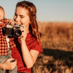 Zwei Kinder mit Fotokamera