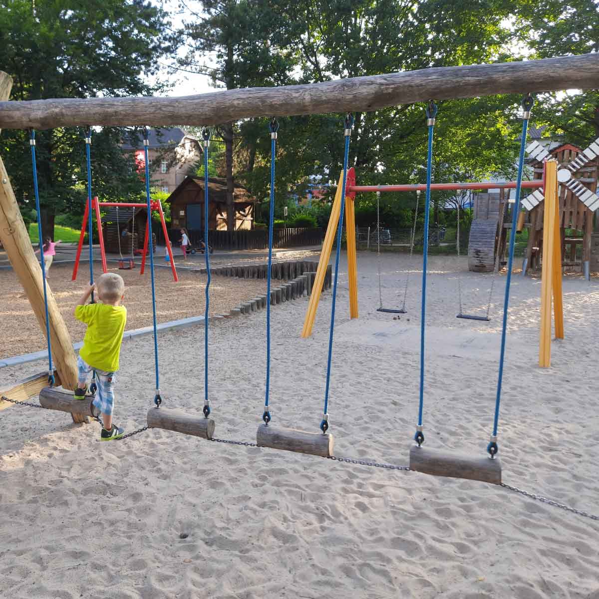 DAS W NSCHEN SICH ELTERN AUF DEM SPIELPLATZ