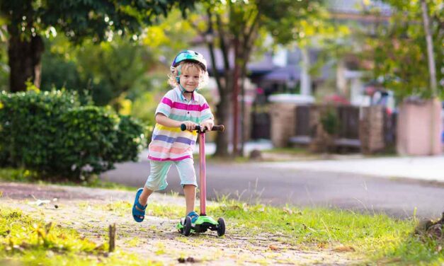 MIT DEM KINDERROLLER ZUM SPIELPLATZ FAHREN