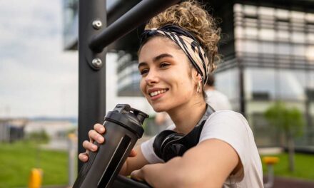 FITNESS-TRAINING AUF DEM SPIELPLATZ WÄHREND DIE KINDER TOBEN