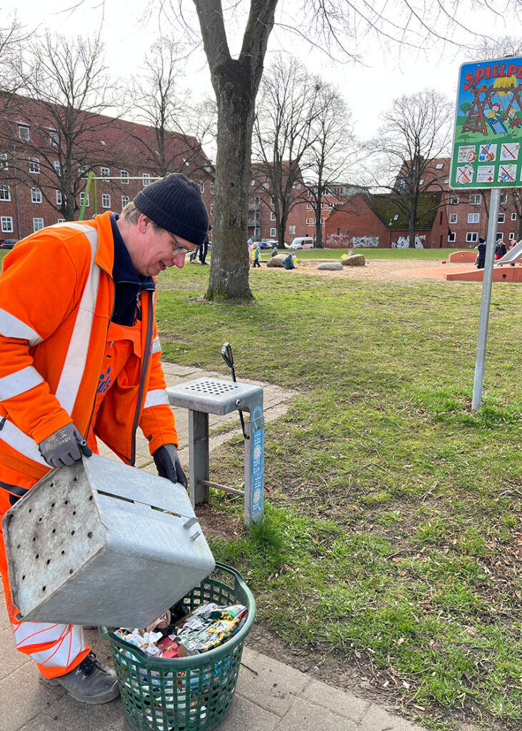 Mülleimer leeren bei der Spielplatzkontrolle