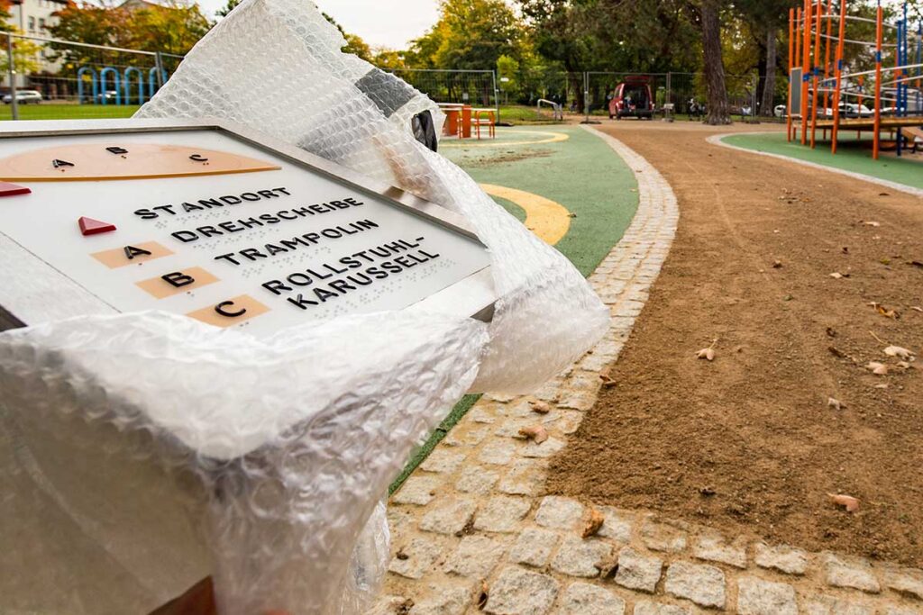 Spielplatzbeschilderung in Brailleschrift 