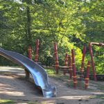 Rutsche im Schatten auf einem Spielplatz in Monheim