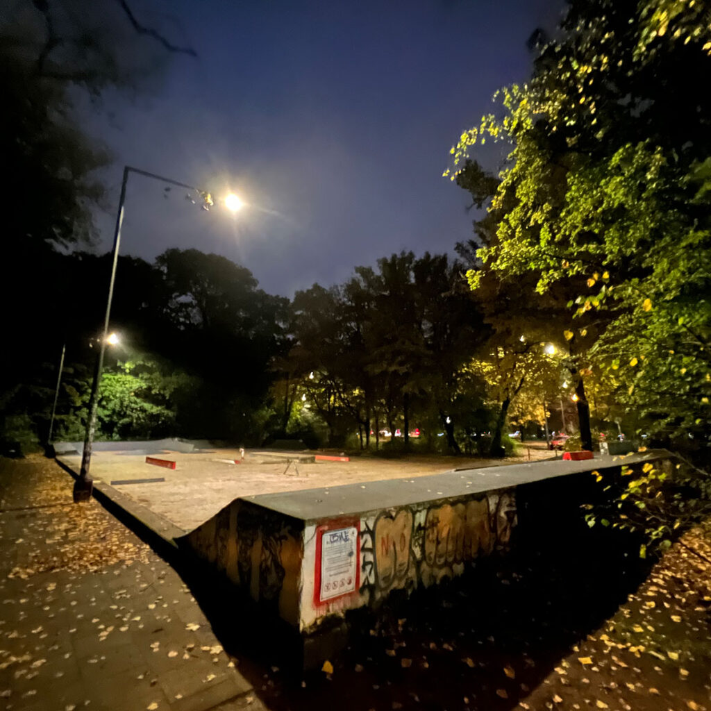 Beleuchteter Skateplatz am Lentpark Köln