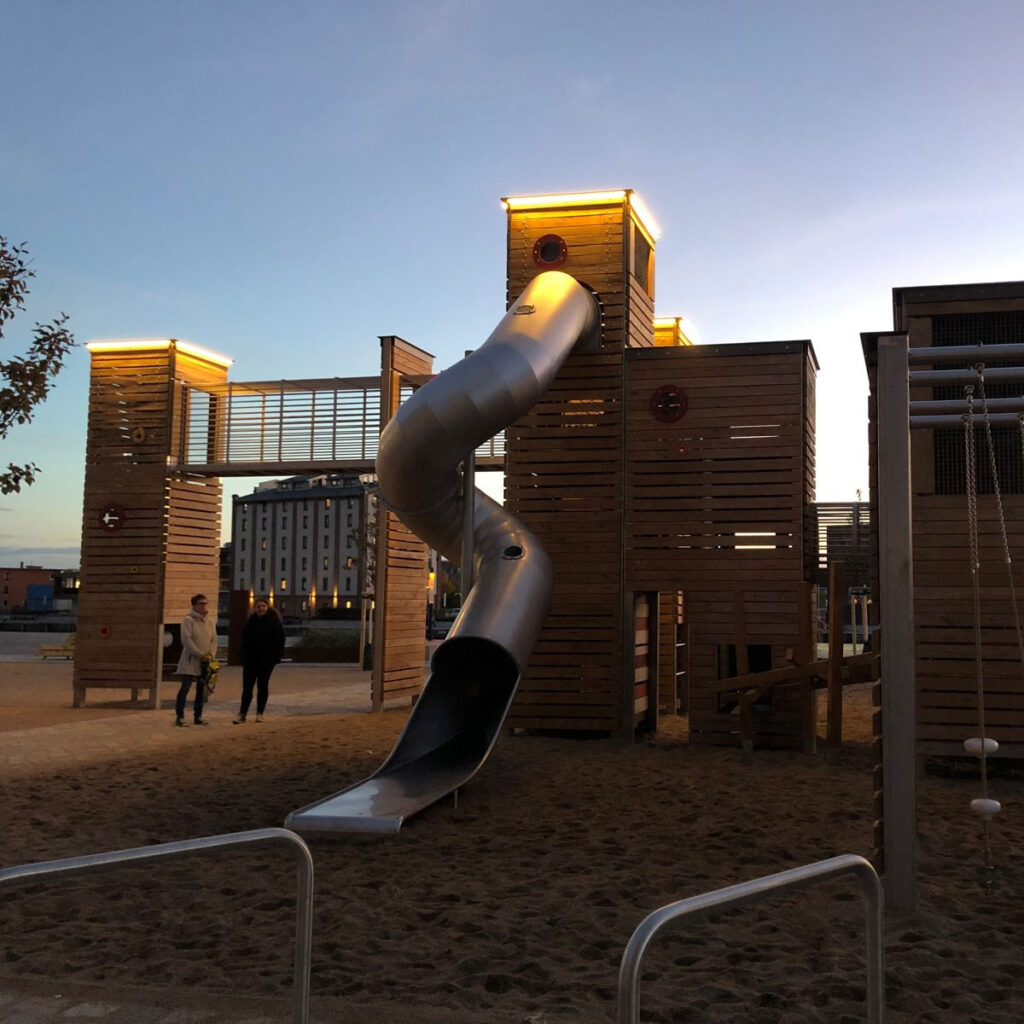 Wismar Spielplatz Alter Hafen beleuchtet