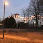 Spielplatz im dunklen Park in Köln