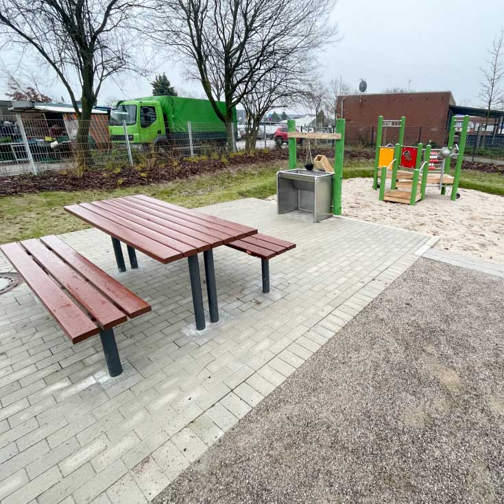 Spielplatz Sitzgruppe mit Tisch, Moers, barrierefrei