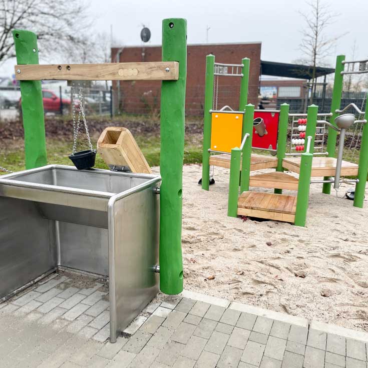 Inklusiver Sandspielbereich / Matschanlage auf dem Spielplatz Asberger Straße in Moers