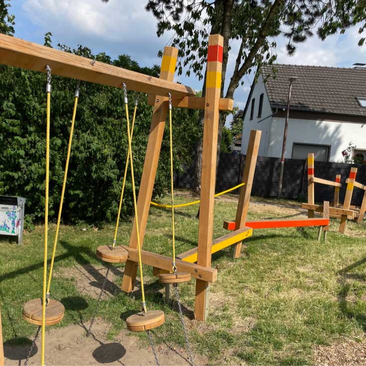 Balancieren auf dem Spielplatz Helmholtzstraße in Moers