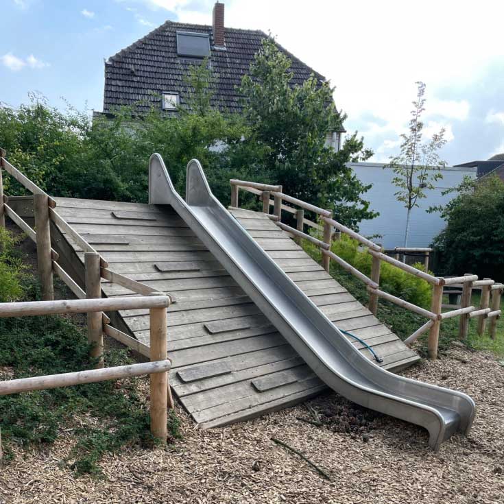 Rutsche auf dem Spielplatz Helmholtzstraße in Moers