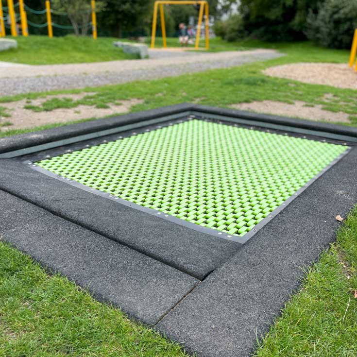 Befahrbares Bodentrampolin auf dem Spielplatz Angerfeld in Moers